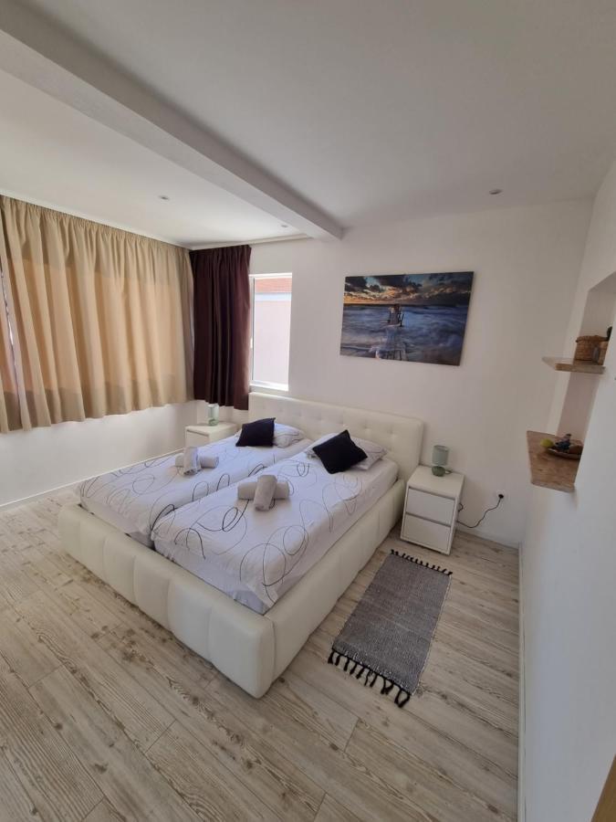 Bruno'S Poolside Apartments - Near Beach Trogir Dış mekan fotoğraf