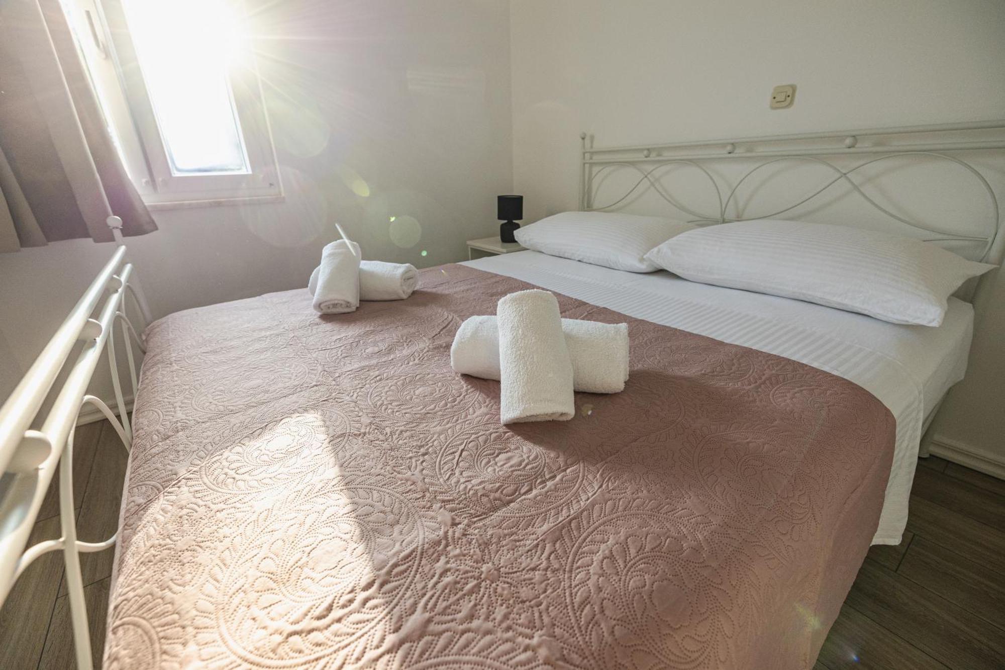 Bruno'S Poolside Apartments - Near Beach Trogir Dış mekan fotoğraf