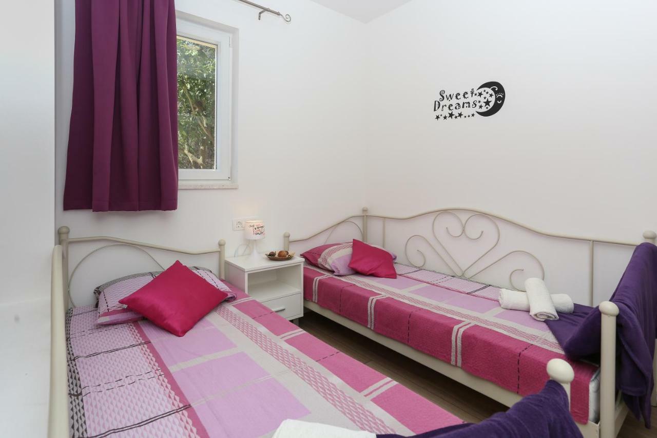 Bruno'S Poolside Apartments - Near Beach Trogir Dış mekan fotoğraf