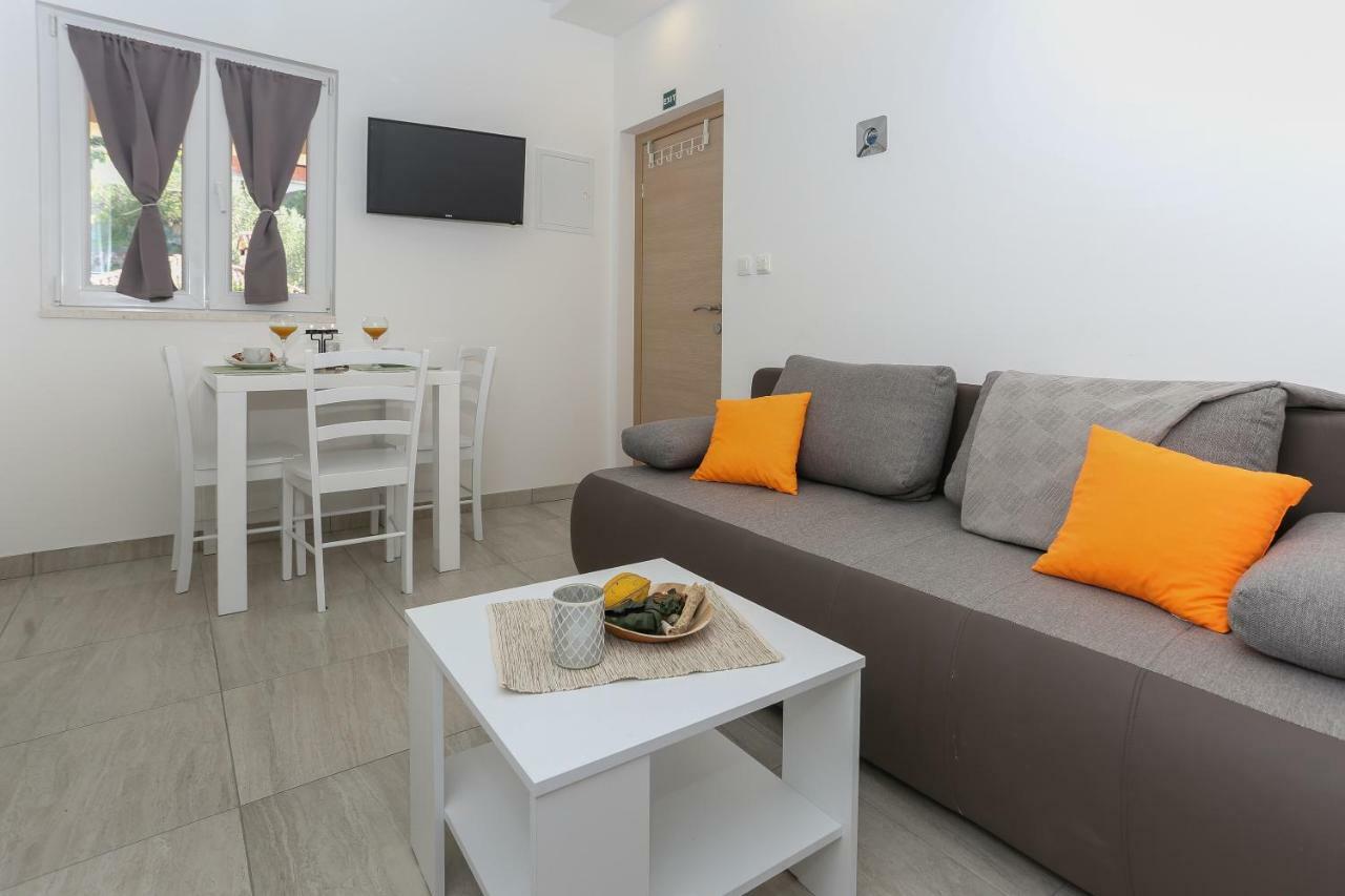 Bruno'S Poolside Apartments - Near Beach Trogir Dış mekan fotoğraf